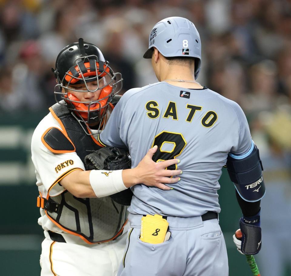 ７回、空振り三振に倒れた際に大城（左）と接触する佐藤輝（撮影・伊藤笙子）