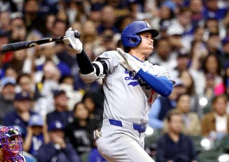 　４回、右前打を放つドジャース・大谷（共同）