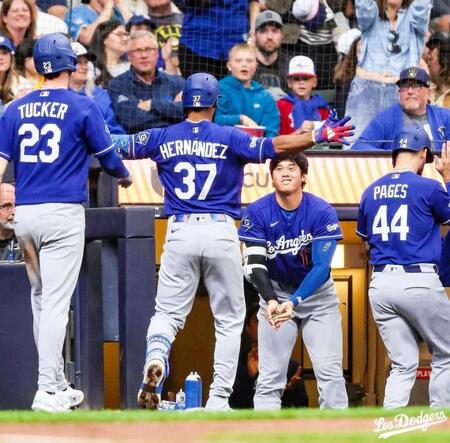 ４回、逆転３ランを放ったＴ・ヘルナンデス（中央左）にヒマワリの種をかける大谷（同右）＝ロサンゼルス・ドジャース提供