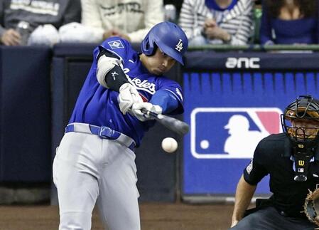 ７回、中前打を放つ大谷（共同）