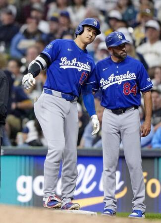 ７回、中前打で出塁した大谷（左）＝共同