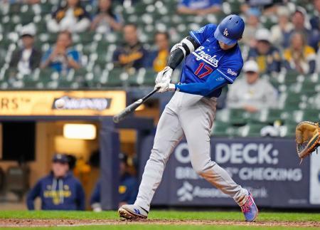 　ブルワーズ戦の９回、右前適時打を放つドジャース・大谷＝ミルウォーキー（共同）