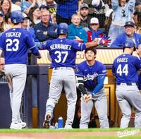 ４回、逆転３ランを放ったＴ・ヘルナンデス（中央左）にヒマワリの種をかける大谷（同右）＝ロサンゼルス・ドジャース提供