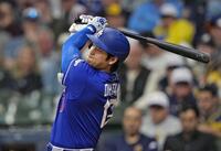 ７回、中前打を放つ大谷（共同）