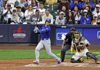 ７回、中前打を放つ大谷（共同）
