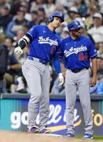 ７回、中前打で出塁した大谷（左）＝共同