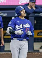 ７回、中前打で出塁した大谷（共同）