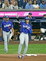 ７回、中前打を放った大谷（共同）