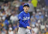 ５回を投げ終え、ベンチに戻る佐々木（共同）