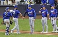 勝利し、タッチを交わす大谷（中央）＝共同