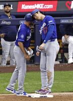 ８回、四球で出塁した大谷（共同）