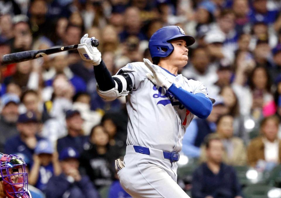 　４回、右前打を放つドジャース・大谷（共同）