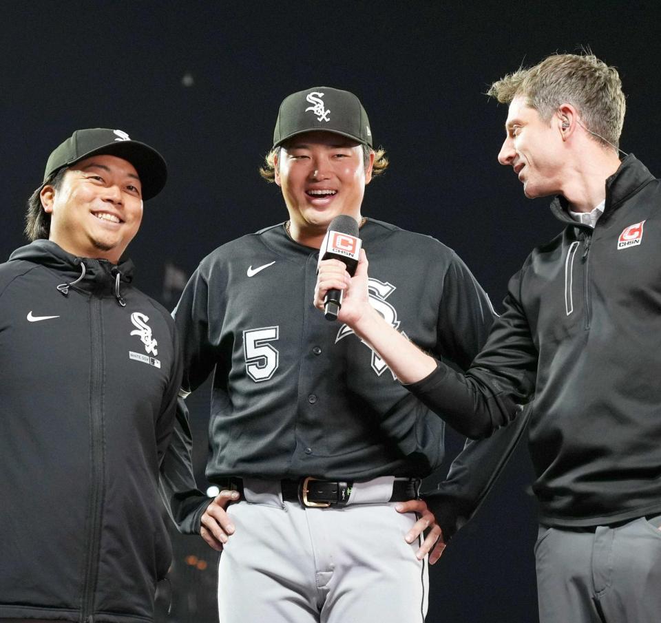 　ジャイアンツに勝利し、試合後にインタビューを受けるホワイトソックス・村上（共同）