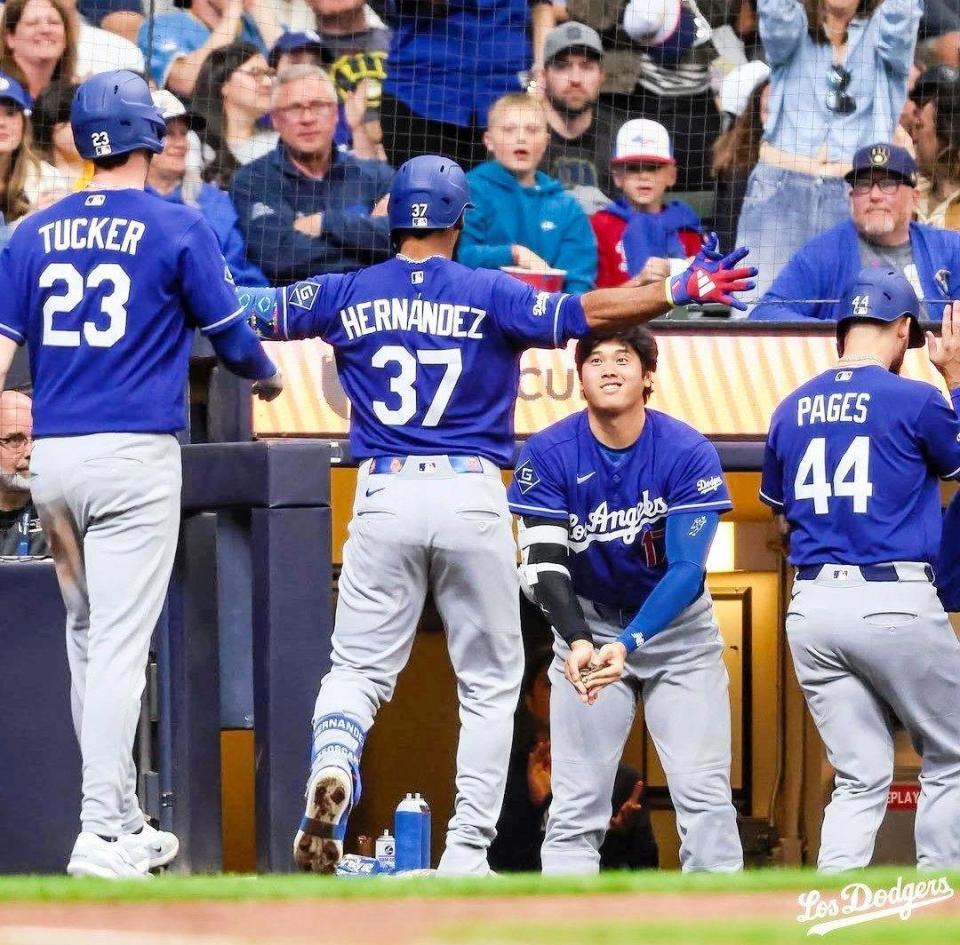 ４回、逆転３ランを放ったＴ・ヘルナンデス（中央左）にヒマワリの種をかける大谷（同右）＝ロサンゼルス・ドジャース提供