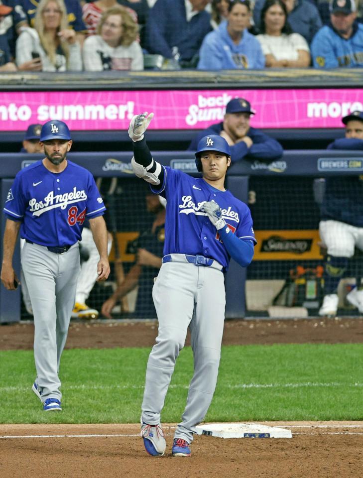 ７回、中前打を放った大谷（共同）