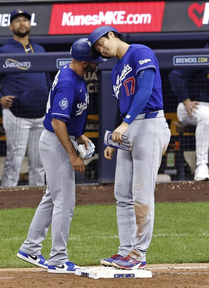 ８回、四球で出塁した大谷（共同）