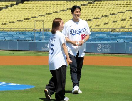 　キャッチボールを行うりくりゅうペア（撮影・小林信行）