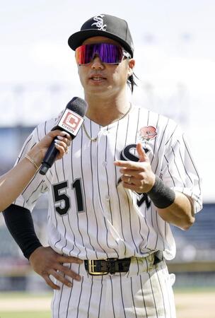　メジャーに昇格して最初の試合を終え、インタビューに答えるホワイトソックス・西田＝シカゴ（共同）
