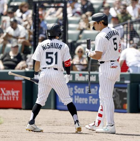 　ツインズ戦の２回、メジャー初打席で三振に倒れた西田（51）と言葉を交わすホワイトソックス・村上＝シカゴ（共同）