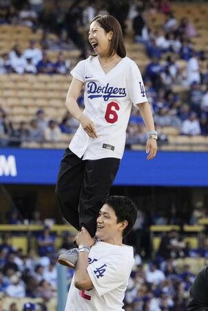 　米大リーグ、ドジャース－ロッキーズ戦で始球式を務めたフィギュアスケート・ペアの三浦璃来さん（上）と木原龍一さん＝ロサンゼルス（共同）