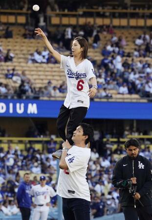 　米大リーグ、ドジャース－ロッキーズ戦で始球式を務めるフィギュアスケート・ペアの三浦璃来さん（上）と木原龍一さん＝ロサンゼルス（共同）