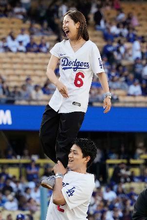 　米大リーグ、ドジャース-ロッキーズ戦で始球式を務めたフィギュアスケート・ペアの三浦璃来さん（上）と木原龍一さん＝ロサンゼルス（共同）