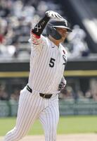 　ツインズ戦の１回、18号ソロを放ち塁を回るホワイトソックス・村上＝シカゴ（共同）