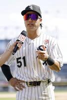 　メジャーに昇格して最初の試合を終え、インタビューに答えるホワイトソックス・西田＝シカゴ（共同）