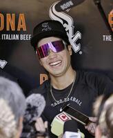 　メジャーに初昇格し、試合前に取材を受けるホワイトソックス・西田＝シカゴ（共同）