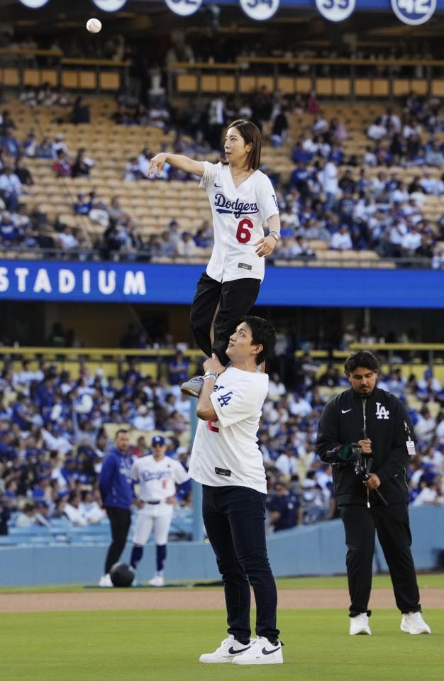 　米大リーグ、ドジャース－ロッキーズ戦で始球式を務めるフィギュアスケート・ペアの三浦璃来さん（上）と木原龍一さん＝ロサンゼルス（共同）