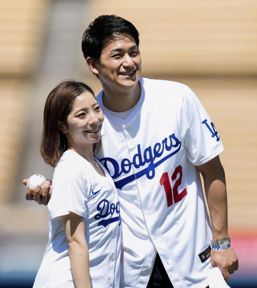 　始球式のためドジャースタジアムを訪れ、笑顔で撮影に応じるフィギュアスケート・ペアの三浦璃来さん（左）と木原龍一さん＝ロサンゼルス（共同）