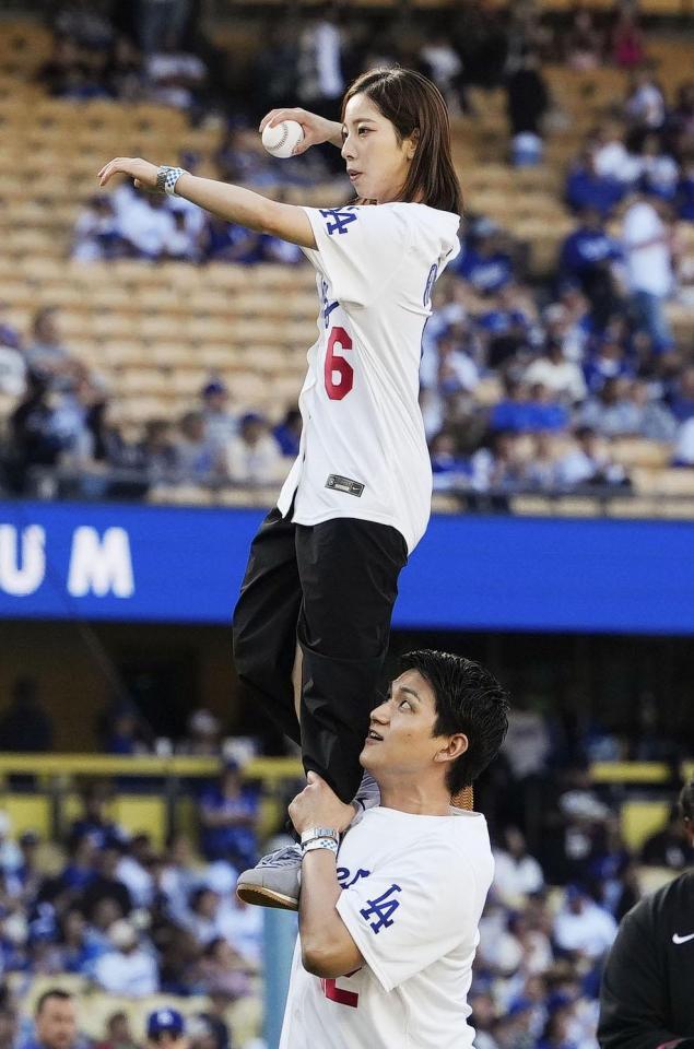 　米大リーグ、ドジャース－ロッキーズ戦で始球式を務めるフィギュアスケート・ペアの三浦璃来さん（上）と木原龍一さん＝ロサンゼルス（共同）