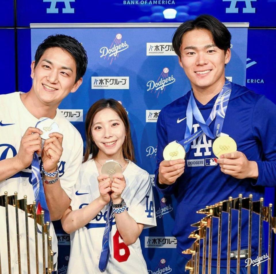 　試合前にりくりゅうペアと記念撮影した山本（ロサンゼルス・ドジャース提供）