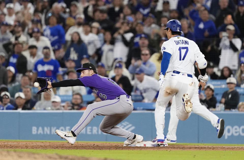 　ロッキーズ戦の７回、無死満塁で二ゴロを放ち、一塁へ駆け込むドジャース・大谷（17）。一度は併殺の判定となったが、リプレー検証の末に自身はセーフに覆った＝ロサンゼルス（共同）