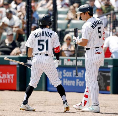 　２回、メジャー初打席で三振に倒れた西田（５１）と言葉を交わす村上（共同）