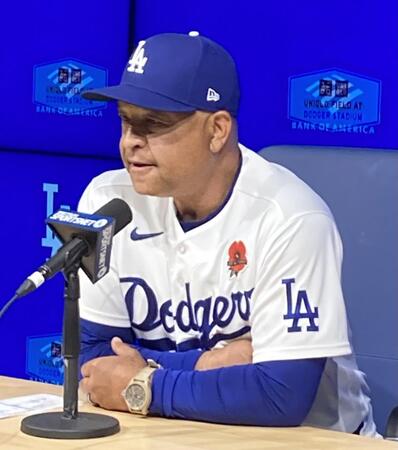 試合後の会見で報道陣の質問に答えるロバーツ監督(撮影・小林信行)