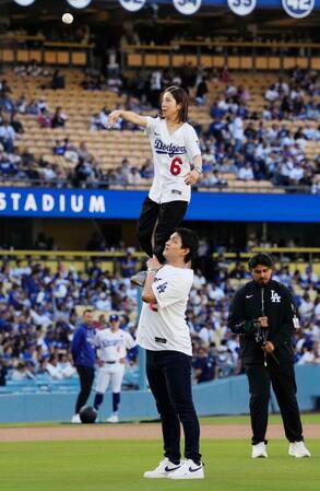 　ドジャース－ロッキーズ戦で始球式を務める三浦璃来さん（上）と木原龍一さん（共同）