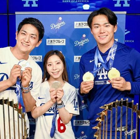 　試合前にりくりゅうペアと記念撮影した山本（ロサンゼルス・ドジャース提供）