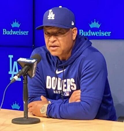 試合前の会見で報道陣の質問に答えるロバーツ監督（撮影・小林信行）