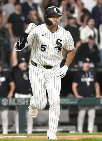 ８回、１９号２ランを放ちガッツポーズする村上（ＡＰ＝共同）