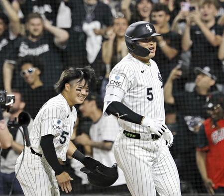 ８回、１９号２ランを放ち喜ぶ村上。左は一走西田（共同）
