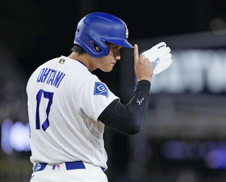 ４回、死球で出塁した大谷（共同）
