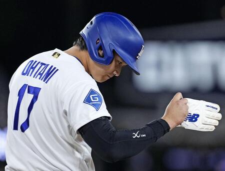 ４回、死球で出塁した大谷（共同）