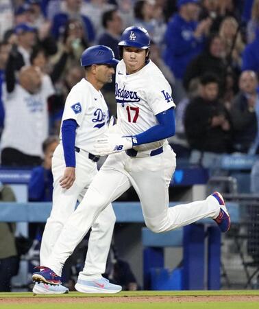 ４回、後続の二塁打で本塁へ向かう二走大谷（共同）