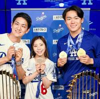 　試合前にりくりゅうペアと記念撮影した山本（ロサンゼルス・ドジャース提供）