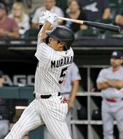 ８回、１９号２ランを放つ村上（共同）