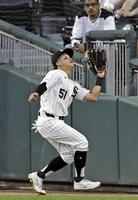 ５回、バクストンの邪飛を捕球する西田（共同）