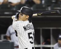 ８回、左前打を放つ西田（共同）