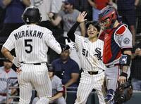 ８回、１９号２ランを放った村上（５）を迎える一走西田（共同）