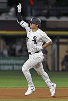 ８回、１９号２ランを放ち塁を回る村上（共同）